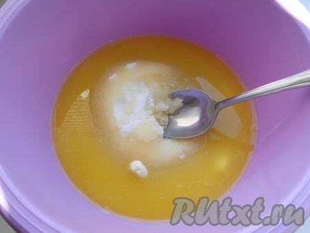 Масло сливочное или маргарин растопить и остудить. Всыпать сахар.