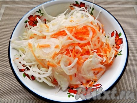 Лук тонко нарезать, морковь натереть на терке. Я обычно пользуюсь кухонным комбайном для нарезания овощей, это быстро и удобно.