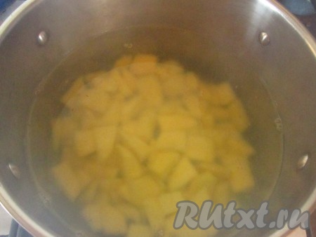 В кипящую воду бросьте картофель. Варите минут 15, до готовности картошки.
