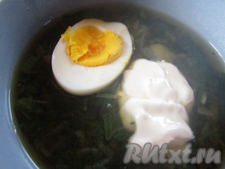 Лёгкий овощной супчик с крапивой и щавелем готов! Дайте ему настояться минут 5-10 - и можно пробовать! Подавайте суп с крутым яйцом и сметаной.