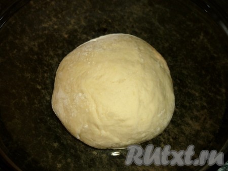 Добавляя просеянную муку в картофельное пюре, замешиваем тесто для приготовления галушек.
