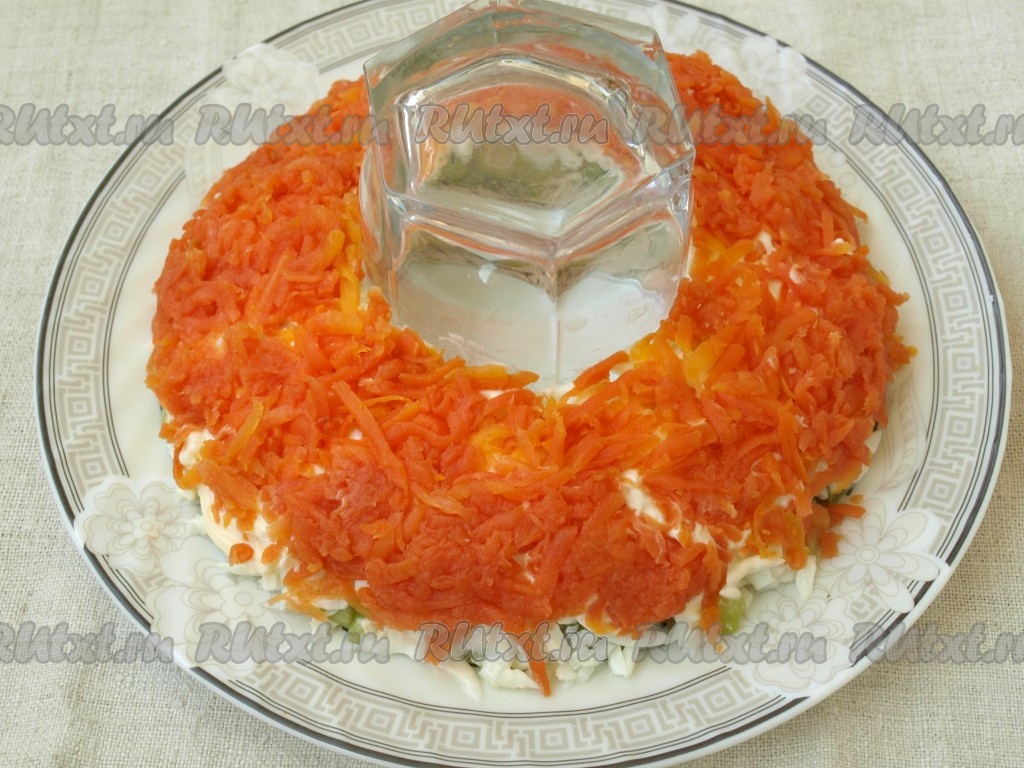 Сладкий салат «Малахитовый браслет» с киви и грецкими орехами