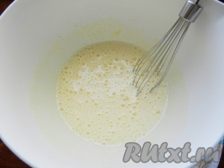Яйца взбить с сахаром, солью, растопленным сливочным маслом и ванильной эссенцией в однородную пышную массу.