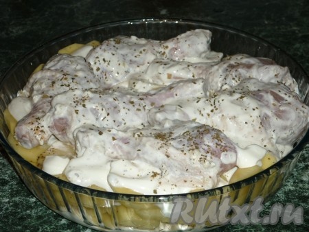 На картошку выкладываем куриные голени, закрываем форму фольгой и отправляем в разогретую духовку при температуре 180-200 градусов на 45 минут.
