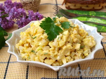 Для подачи салат из кальмаров с яйцом и яблоком выложить в подходящую посуду. Посыпать зеленью.
