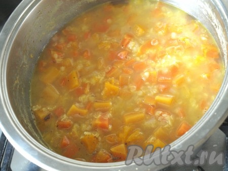 Залить содержимое кастрюли 1,5 литрами горячей воды, дать закипеть, а затем варить постный суп из тыквы и чечевицы на медленном огне 25-30 минут (до готовности чечевицы). За 10 минут до окончания варки в суп следует добавить соль.