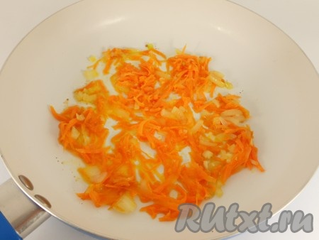 Лук нарезать, морковь натереть на крупной терке и обжарить до мягкости на растительном масле.