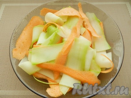 Морковь и кабачок очистить, нарезать тонкими слайсами при помощи овощечистки.