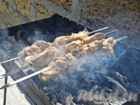 Кусочки курицы нанизывать на шампуры и жарить шашлык на мангале над раскалёнными углями традиционным способом.