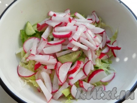 Редис также нарезать небольшими дольками и добавить в салат.