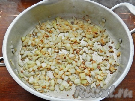 В сковороде разогреть растительное масло и обжарить лук до золотистого цвета. Присыпать лук сахаром и обжарить, чтобы весь сахар растворился, а лук немного карамелизировался. 