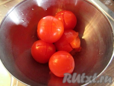 С томатов нужно снять кожицу. Для этого надрежьте их крестообразно острым ножом.