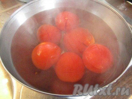 Залейте на несколько минут томаты кипятком.