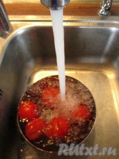 Через некоторое время слейте горячую воду и обдайте томаты ледяной водой. 