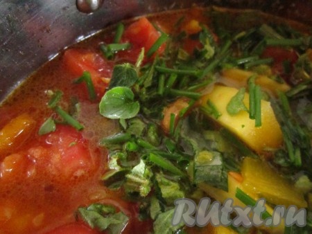 Зелень мелко нарежьте (или используйте сушёную), добавьте в суп. Посолите по вкусу, если необходимо, положите немного сахара. Варите суп на небольшом огне 15-20 минут до готовности овощей.
