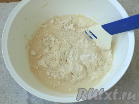 В глубокую миску просеять муку, добавить сахар, соль и оставшуюся воду, а также подошедшую опару.
