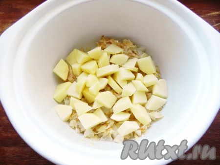 Очистить картошку. Переложить в кастрюлю обжаренные лук и сельдерей, добавить нарезанный на средние кубики картофель.