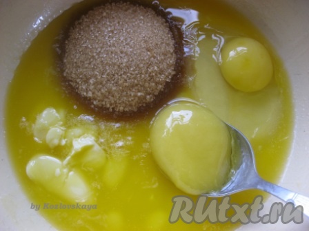 В миске смешать сливочное масло комнатной температуры, сахар, яйцо и мед. Перемешать.
