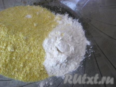 Пшеничную муку соединить с кукурузной мукой, добавить соль и соду.
