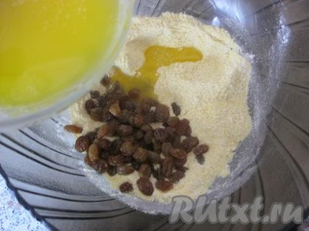 В мучную смесь всыпать изюм (без рома), мелко нарезанные орехи, залить растопленным сливочным маслом, перемешать.
