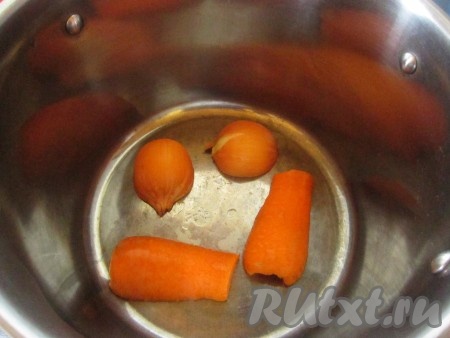 Сначала приготовим овощной бульон. Половину одной моркови и одну луковицу разрежем вдоль и поджарим на дне кастрюли без масла. На луковице можно оставить один покровный слой шелухи (при условии, что он чистый!) для более насыщенного вкуса и цвета. 