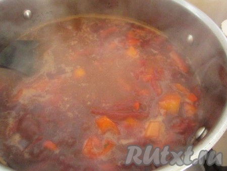 Обжаренные овощи добавляем в кастрюлю с супом. Варим ещё минут 5 на небольшом огне.