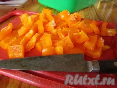 Пока готовится овощной бульон, почистим остальные овощи. Картофель и сладкий перец крупно нарежем. (Кстати, серединку от перца с семенами тоже можно положить в бульон - семена дадут достаточно сильный аромат). Свеклу и морковь натрём на крупной тёрке или мелко нарежем. 