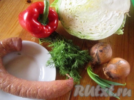 Ингредиенты для приготовления молодой капусты, тушёной с копчёной колбаской