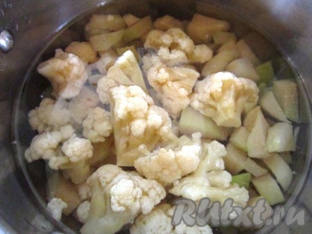 Отварите цветную капусту и кольраби в подсоленной воде до полуготовности - примерно 5-7 минут. (Готовые замороженные овощи уже бланшированы перед заморозкой, так что им будет достаточно пары минут). Слейте жидкость.