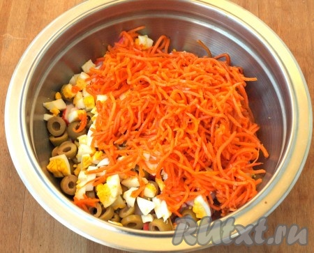 Затем добавить корейскую морковь. Её по желанию можно нарезать мельче. Я не стала этого делать.