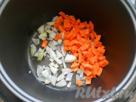 Добавить порезанную кубиками морковь. Выставить режим "Обжаривание" на 10 минут.
