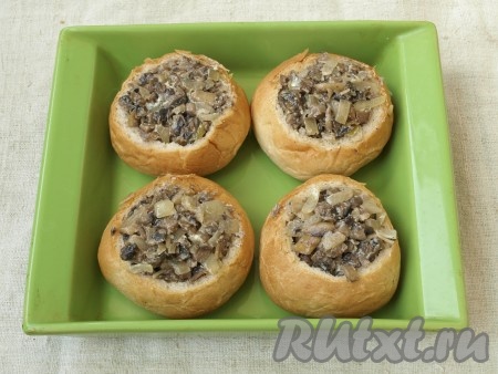Наполнить булочки готовым грибным жульеном и выложить в форму для запекания.