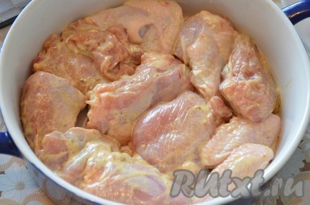 Далее выложить курицу в жаропрочную форму.