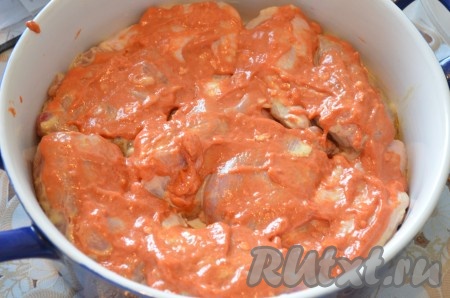 Смазать сверху приготовленным томатным соусом курицу и поставить в духовку на 40 минут при температуре 200 градусов.
