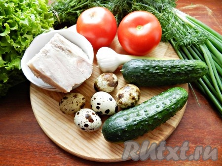 Ингредиенты для приготовления салата из запеченной свинины, помидоров и огурцов