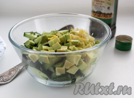 В миске смешать авокадо, огурцы, зелёный лук, по желанию, можно добавить немного цедры лимона. Салат посолить, поперчить, заправить растительным маслом.
