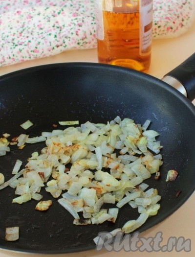 Разогреть на сковороде растительное масло, выложить нарезанный лук и обжарить его, помешивая, в течение 3-4 минут (до мягкости) на среднем огне.