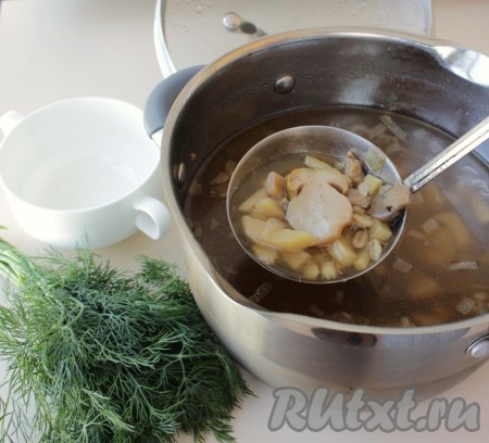 Как только картофель будет готов, добавить в кастрюлю варёную перловку, обжаренный лук, дать супу с белыми грибами закипеть, а после этого варить 2-3 минуты и убрать с огня. Затем накрыть кастрюлю крышкой, дать супу настояться 15-20 минут и можно подавать к столу. Если готовите не в дни Поста, тогда подайте этот супчик со сметаной. Можно добавить зелень, но я предпочитаю только со сметаной, чтобы не приглушать грибной аромат.