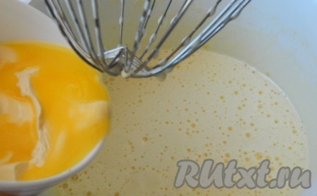 Яйца взбить с сахаром. Добавить растопленный маргарин...
