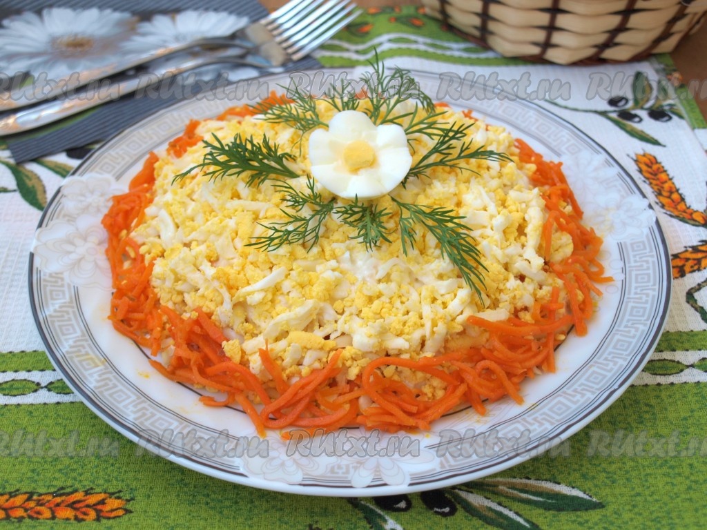 Салат Обжорка с курицей, солеными огурцами и морковью