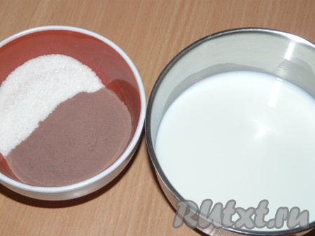 Приготовить шоколадную заливку: соединить молоко, сахар, какао. Поставить смесь на огонь.