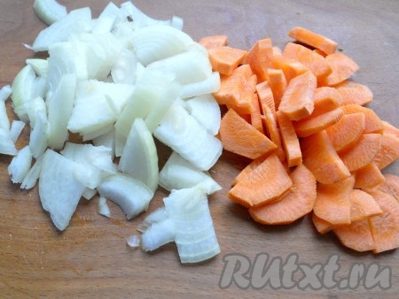 Морковь, чеснок и лук почистить, удалить семена и плодоножку из болгарского перца. Лук и морковь нарезать довольно крупными кусочками.