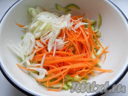 Добавить морковь, натертую на терке для корейской моркови и репчатый лук, порезанный тонкими полукольцами.