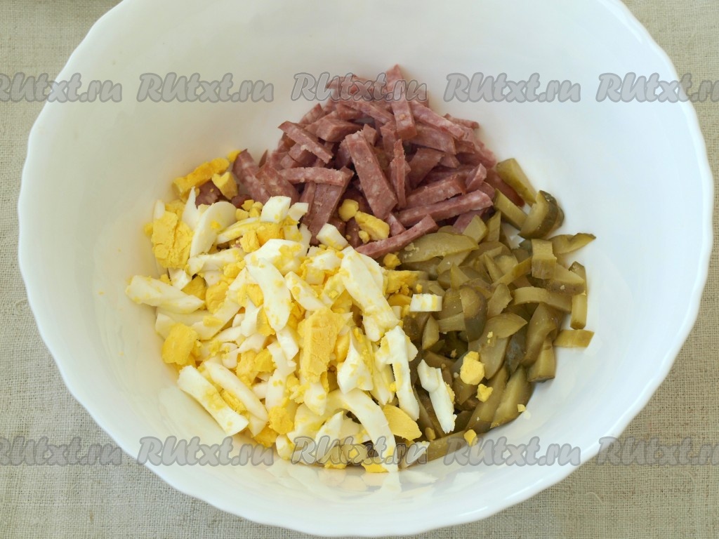 Салат с сухариками, колбасой и кукурузой, пошаговый рецепт с фото на ккал