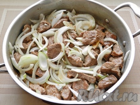 В сковороде разогреть растительное масло и обжарить сначала мясо до корочки, затем добавить лук и обжарить все вместе.  