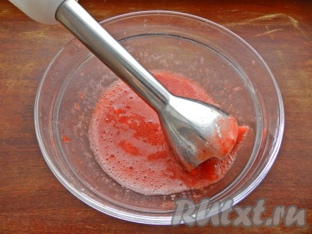 Клубнику вымыть, удалить плодоножки и измельчить ягоды погружным блендером. Добавить мёд (или сахар) по вкусу.
