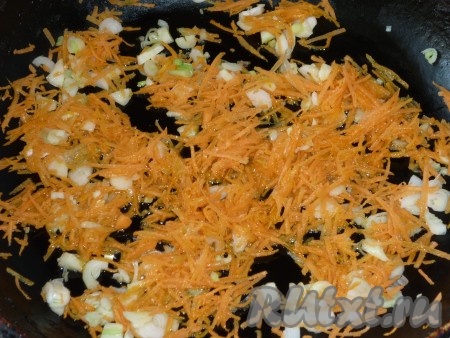 1 луковицу режем достаточно мелко, 1 морковь натираем на тёрке. Обжариваем лук и морковь на растительном масле до золотистого цвета.
