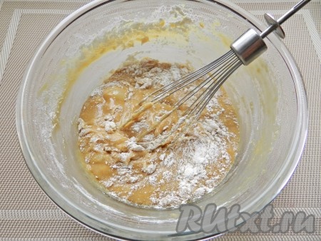 В получившуюся смесь всыпать разрыхлитель, начать частями добавлять муку, тщательно вмешивая её в тесто.