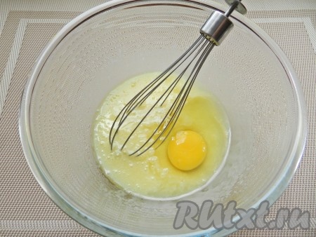 Затем добавить яйцо и взбить яично-масляную смесь венчиком до однородности.