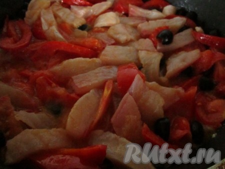 Добавьте рыбу в сковороду к овощам. Посолите по вкусу. По желанию можно добавить немного маслин без косточек.
